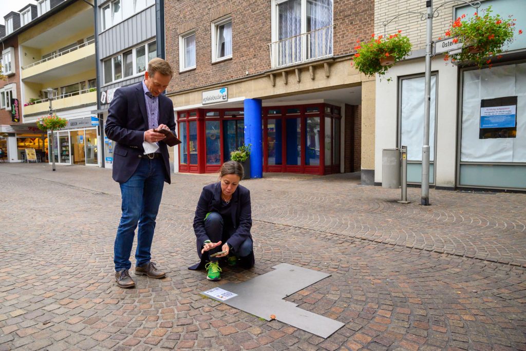 Thomas Waschki and Jule Wanders exploring AR sculptures by Vira DG at Osterplatz during Bocholt Open Spaces 2021. 